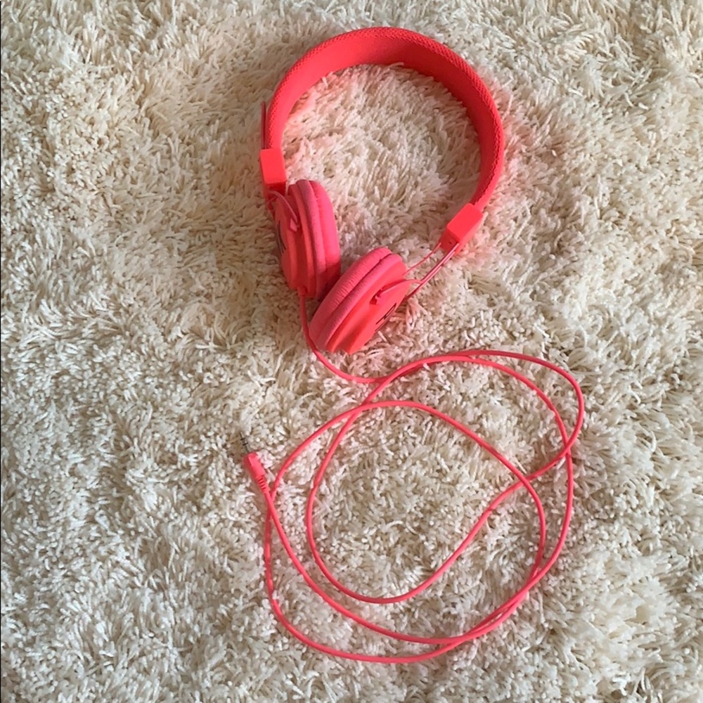 PINK VS HEADPHONES
